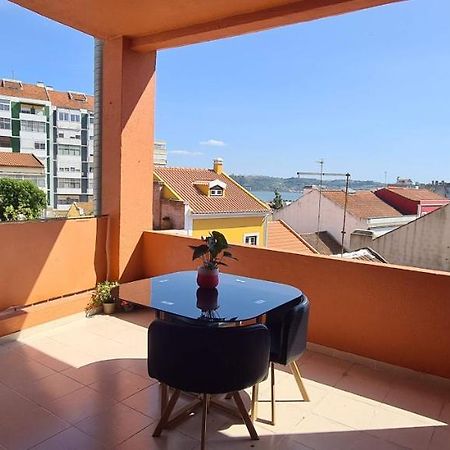 شقة Relax In Lisbon For 4 People With Terrace And Parking المظهر الخارجي الصورة
